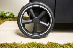 Outdoorchef Gas Kugelgrill Arosa 570 G Evo Black Style - Inkl. Blazing-/Cooking Zone Kit Plus Und Plancha -BBQ Zubehoer Verkaufsgeschäft Outdoorchef Arosa Gas Kugelgrill 570G EVO Black Style Laufraeder