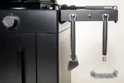 Outdoorchef Gas Kugelgrill Arosa 570 G Evo Black Style - Inkl. Blazing-/Cooking Zone Kit Plus Und Plancha -BBQ Zubehoer Verkaufsgeschäft Outdoorchef Arosa Gas Kugelgrill 570G EVO Black Style Seitenablage