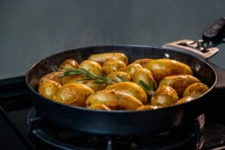 Outdoorchef Carbonstahl Pfanne Ø 24 Cm 13 Outdoorchef Carbonstahl Pfanne Ø 24 Cm -BBQ Zubehoer Verkaufsgeschäft Outdoorchef Carbonstahl Pfanne 24cm Anwendung