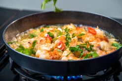 Outdoorchef Carbonstahl Pfanne Ø 28 Cm 13 Outdoorchef Carbonstahl Pfanne Ø 28 Cm -BBQ Zubehoer Verkaufsgeschäft Outdoorchef Carbonstahl Pfanne 28cm Anwendung