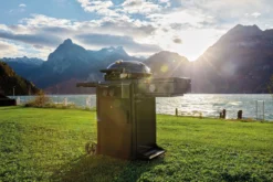 Outdoorchef Gas Kugelgrill Davos 570G Pro Mit Blazing Zone (Infrarotbrenner) & Abdeckhaube -BBQ Zubehoer Verkaufsgeschäft Outdoorchef Davos 570G Pro Blazing Zone Lifestyle