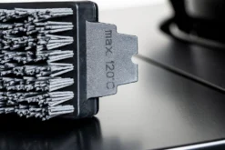 Outdoorchef Grillbürste Mit Nylonborsten Groß, 44,5 Cm -BBQ Zubehoer Verkaufsgeschäft Outdoorchef Grillbuerste Nylonborsten Detail Buerstenkopf