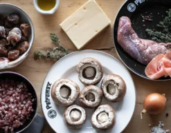 Petromax Emaille Teller / Ø22 Cm / Weiß, 2 Stück -BBQ Zubehoer Verkaufsgeschäft Petromax Emaille Teller 22cm weiss Lifestyle02