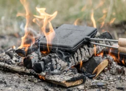 Petromax Waffeleisen Kurz -BBQ Zubehoer Verkaufsgeschäft Petromax Waffeleisen kurz Anwendung02