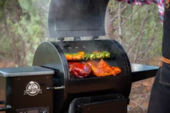 Pit Boss Pelletgrill Navigator 550 -BBQ Zubehoer Verkaufsgeschäft Pit Boss Navigator 550 Pelletgrill Smoker 10613 Deckel offen