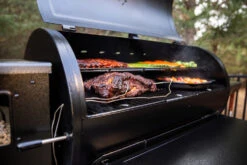 Pit Boss Pelletgrill Navigator 1150 -BBQ Zubehoer Verkaufsgeschäft Pit Boss Pelletgrill Navigator 1150 Kabeldurchfuehrung