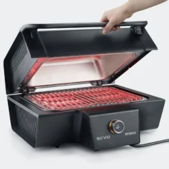 Severin Elektrogrill SEVO GTS - Boost Zone 500°C - Mit Deckel Und Grillwagen - 3.000 W - Inkl. Grillfürst Premium Grillbesteck Set Und Premium Grillbürste -BBQ Zubehoer Verkaufsgeschäft Severin Elektrogrill Sevo pg8106 deckel