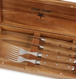 Steak Champ Gourmet Steakbesteck Set: 2 Steakmesser Und 2 Gabeln -BBQ Zubehoer Verkaufsgeschäft Steak Champ Gourmet Messerset Holzbox Aufbewahrung 101059