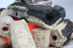 Greek Fire Holzkohlebriketts 10kg 18 Greek Fire Holzkohlebriketts 10kg -BBQ Zubehoer Verkaufsgeschäft greek fire briketts glut detail 2