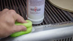 Grillfürst Reinigungsset Für Gussroste Mit Messing Grillbürste Inkl. Schaber, Grillreiniger Spezial Lösung Und Gusseisen Pflegespray -BBQ Zubehoer Verkaufsgeschäft grillfuerst reiniger 1