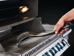 Napoleon Grillbürste Mit Edelstahlborsten Und Grillschaber 5 Napoleon Grillbürste Mit Edelstahlborsten Und Grillschaber -BBQ Zubehoer Verkaufsgeschäft napoleon grillbuerste anwendung schaber 62052