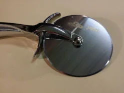 Napoleon PRO Pizzastein 38 Cm Mit Schneideroller -BBQ Zubehoer Verkaufsgeschäft napoleon pro pizzaschneider detail