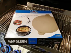 Napoleon PRO Pizzastein 38 Cm Mit Schneideroller -BBQ Zubehoer Verkaufsgeschäft napoleon pro pizzaset pizzastein pizzaschneide