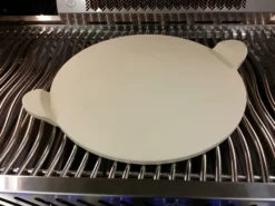 Napoleon PRO Pizzastein 38 Cm Mit Schneideroller -BBQ Zubehoer Verkaufsgeschäft napoleon pro pizzastein 70001