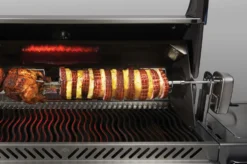 Napoleon Drehspieß / Rotisserie Comm. Quality LE, LEX485, P500, PRO500 -BBQ Zubehoer Verkaufsgeschäft napoleon rotisserie drehspiess mit grillgut 1