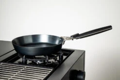 Outdoorchef Carbonstahl Pfanne Ø 28 Cm 14 Outdoorchef Carbonstahl Pfanne Ø 28 Cm -BBQ Zubehoer Verkaufsgeschäft outdoorchef carbonstahl pfanne grill 14 491 47 1