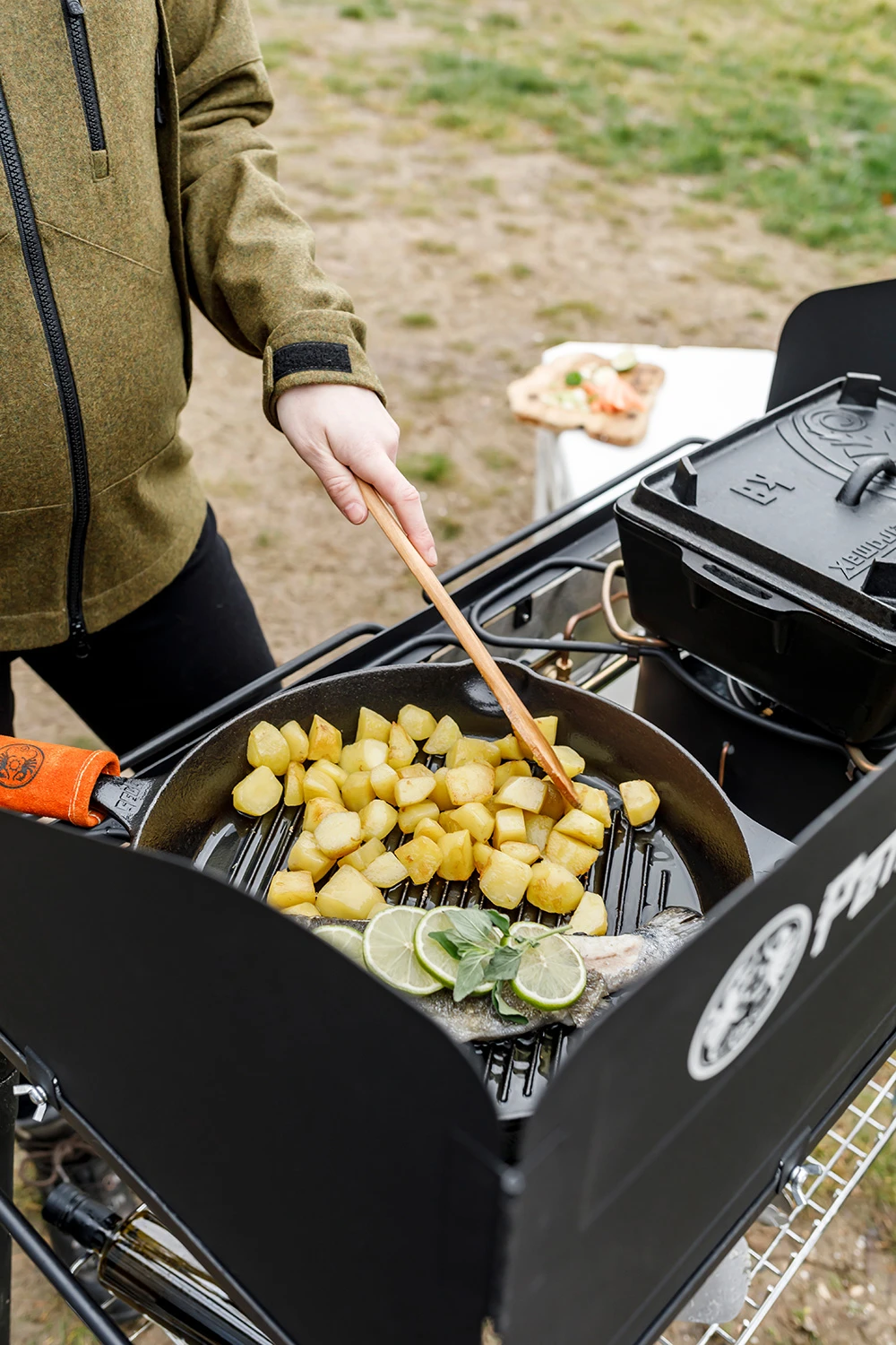 Petromax Grillpfannen Gusseisen Gp35 Mit Stiel 2 Petromax Grillpfannen Gusseisen Gp35 Mit Stiel – Bild 2