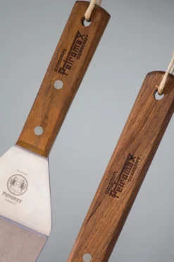 Petromax Flexibler Pfannen- Und Grillwender (Langgriff) 9 Petromax Flexibler Pfannen- Und Grillwender (Langgriff) -BBQ Zubehoer Verkaufsgeschäft petromax grillwender detail griff flex2