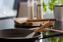 Petromax Flexibler Pfannen- Und Grillwender (Langgriff) 10 Petromax Flexibler Pfannen- Und Grillwender (Langgriff) -BBQ Zubehoer Verkaufsgeschäft petromax grillwender einsatz flex2