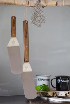 Petromax Flexibler Pfannen- Und Grillwender (Kurzgriff) 11 Petromax Flexibler Pfannen- Und Grillwender (Kurzgriff) -BBQ Zubehoer Verkaufsgeschäft petromax grillwender haengend flex1